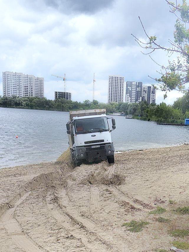 Журавлівський пляж облаштовують до сезону: новий пісок, лежаки та парасолі